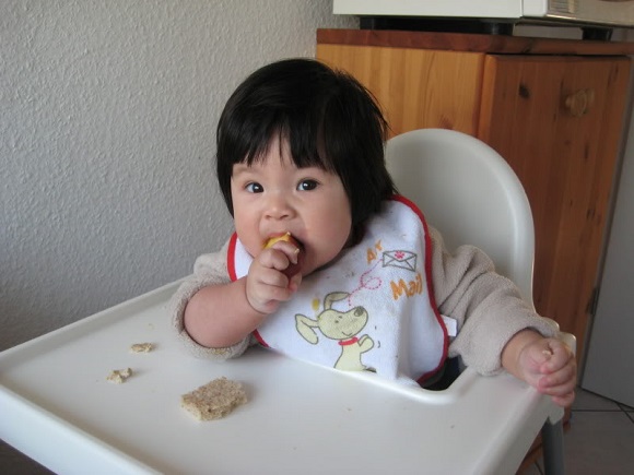 Bé học nhai từ khi 7 tháng tuổi khi ăn dặm kiểu Nhật