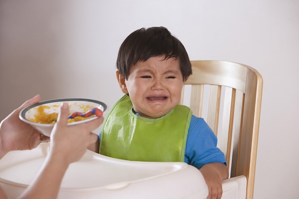 Nhồi nhét quá nhiều làm bé thường sợ ăn, chán ăn và lâu dần ngày càng lười ăn