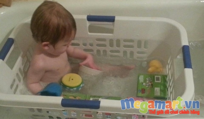 Cho cả chiếc rổ với bé và đồ chơi bên trong để bố mẹ không lo thu nhặt đồ sau khi tắm nữa