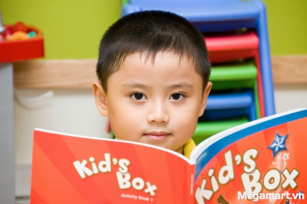 Bên cạnh nói chuyện, bố mẹ nên đọc sách cho con nghe