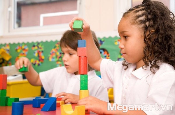 Nên cho bé chơi cùng bạn bè nhiều hơn để tích lũy kinh nghiệm