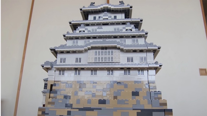 Số miếng ghép Lego sử dụng trong lâu đài là không rõ