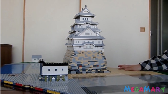 Người Nhật dựng cả trang sách lâu đài 3D bằng Lego