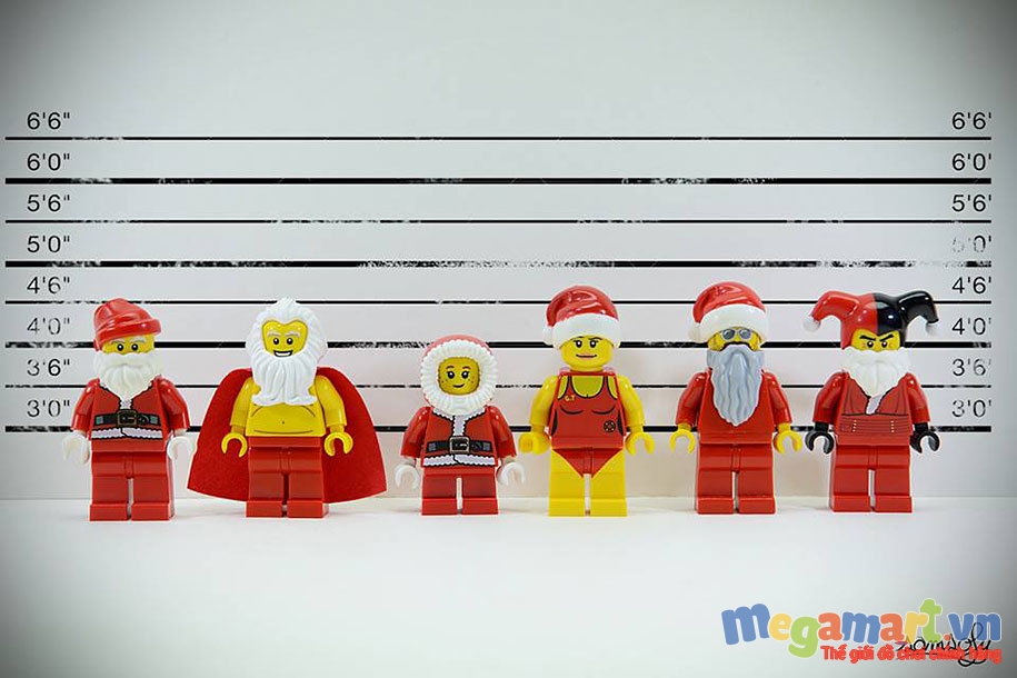 Đo chiều cao của tất cả mọi người nhé, tất cả đều có trang phục màu đỏ thật bắt mắt