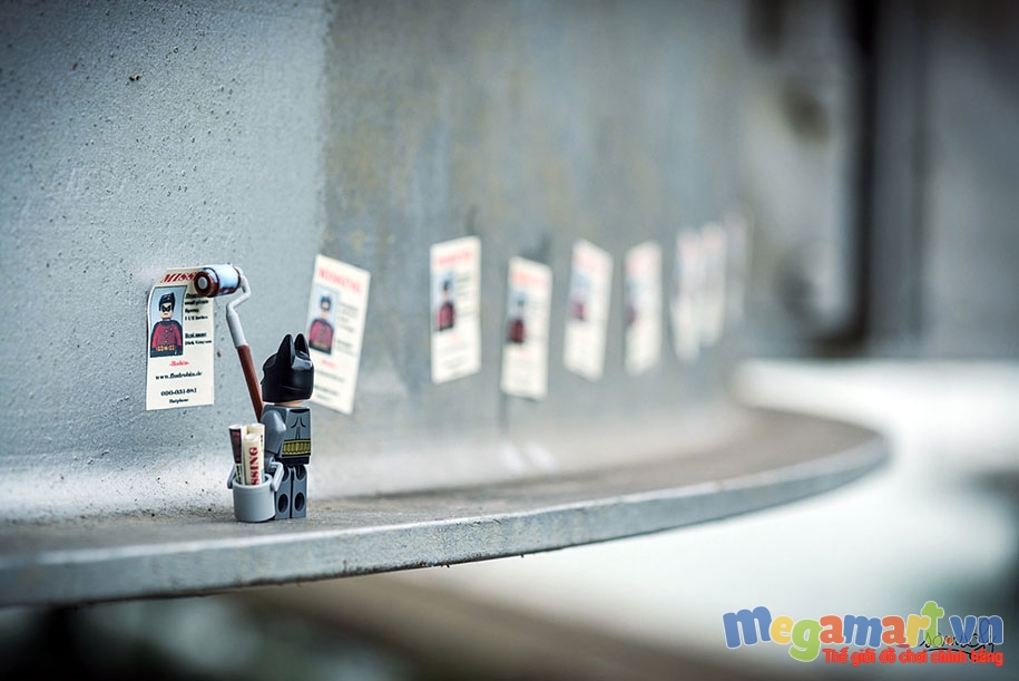 Người dơi Batman cũng phải đi dán tờ rơi tìm người