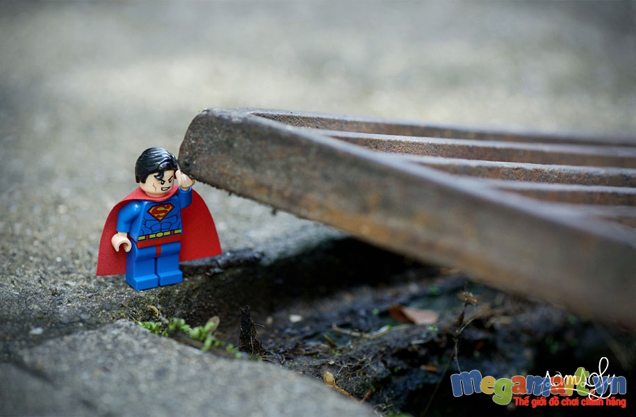 Siêu nhân Superman có thể nhấc cả tấm sắt khổng lồ dễ như ăn kẹo