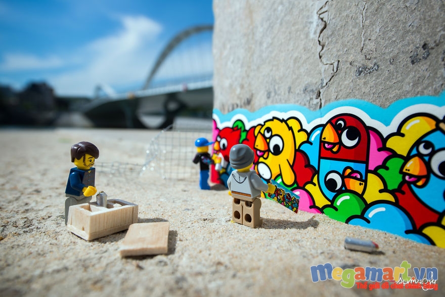  Những chàng trai Lego đang vẽ những hình ngộ nghĩnh trên tường đầu nghệ thuật