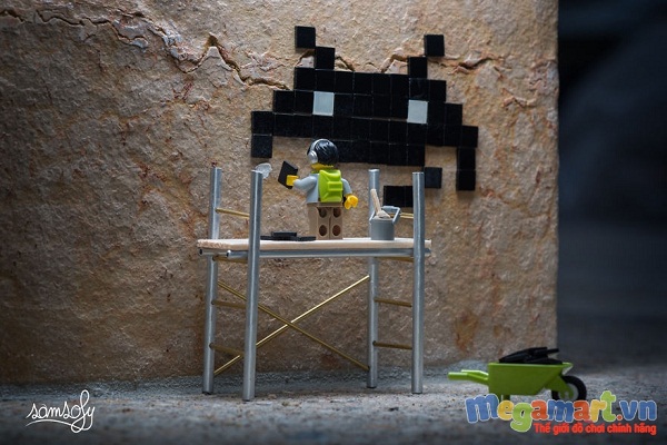 Anh chàng đang lát những viên gạch lên tường với hình thù độc đáo