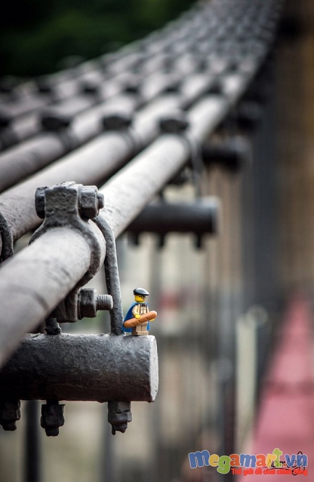Anh chàng lego tí hon có lẽ đang đứng suy tư cùng một chiếc bánh mỳ trên tay