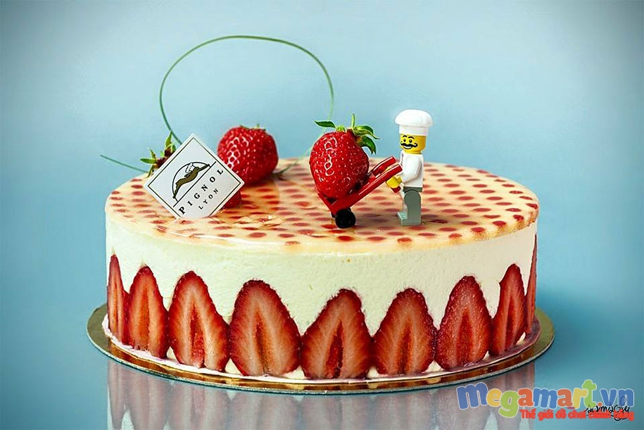 Trở những trái dâu vào vị trí đẹp nhất trên bánh gato nào