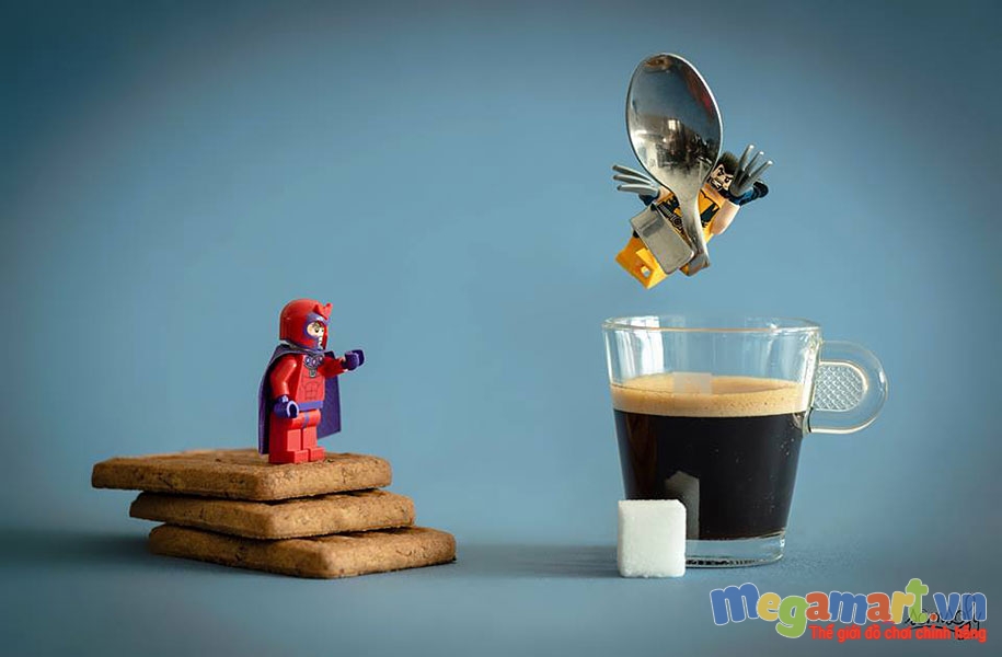 Anh bạn hãy cho chiếc thìa vào khuấy đều cốc cafe lên nhé