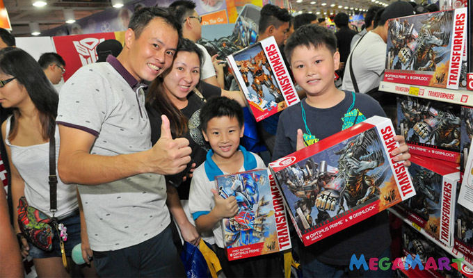 Nhiều dòng robot biến hình Transformers mới được sản xuất và hấp dẫn rất nhiều bạn nhỏ