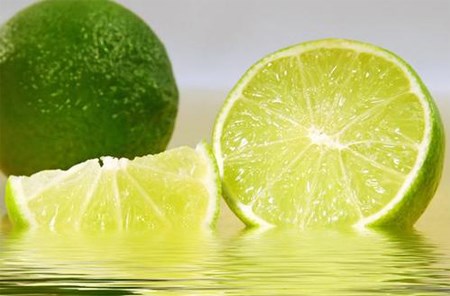 Vắt vài giọt chanh vào nước tắm giúp bé trị rôm sảy