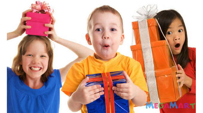 Mỗi món quà sinh nhật cho bé trai, bé gái đều mang đến niềm vui và hứng khởi cho các em