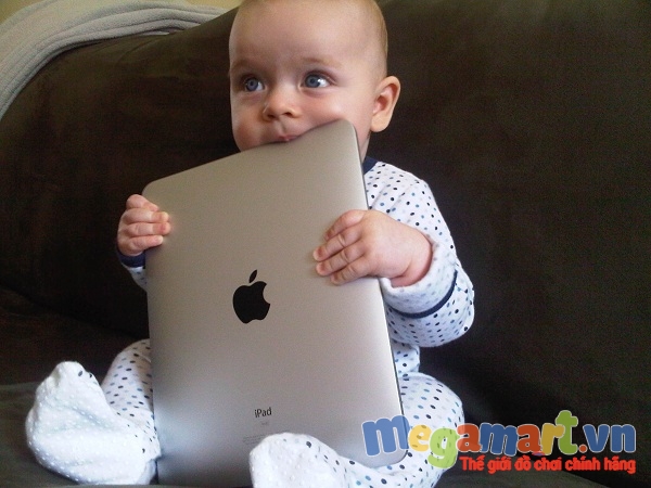 iPhone, iPad ngày càng có sức quyến rũ lớn hơn cả đồ chơi với trẻ con