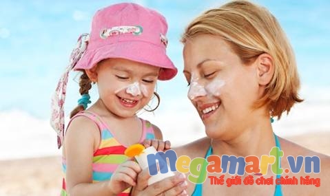 Không chỉ người lớn mà trẻ em cũng cần bôi kem chống nắng khi đi trời nắng