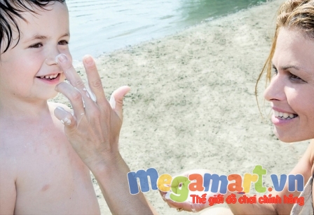 Không cho trẻ tự ý bôi kem chống nắng mà bố mẹ nên giúp bé