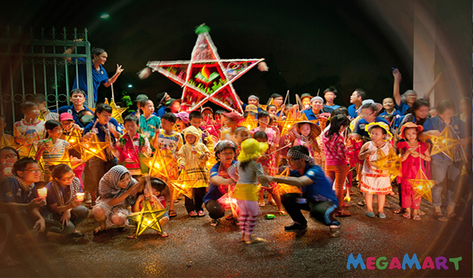 Hình ảnh trẻ em đón Tết Trung Thu vừa giữ nguyên vừa có nhiều nét thay đổi trong nhiều năm 2