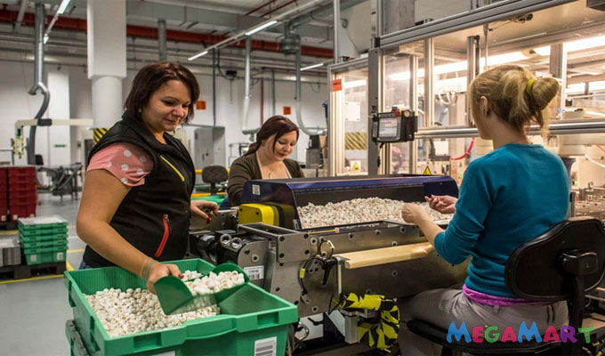 Các nhà máy sản xuất Lego được Lego đầu tư mở rộng thêm nhiều địa điểm để tăng số lượng Lego trên khắp thế giới