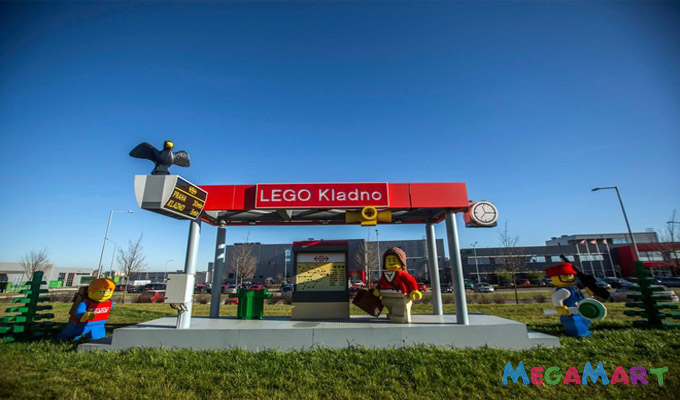 Mô hình nhà ga xe lửa được tạo ra từ Lego được đặt trước nhà máy Lego ở Kladno
