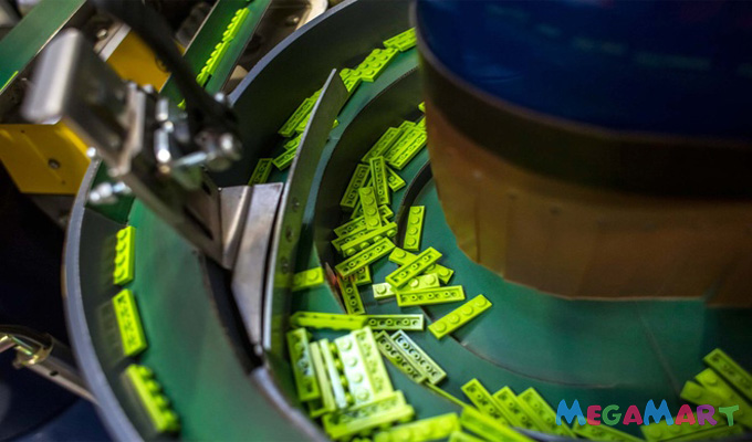 Miếng ghép Lego cùng màu và hình dáng được phân loại và kết hợp nhuần nhuyễn