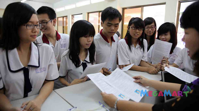 Các bạn thí sinh rà soát hồ sơ trước thềm kì thi