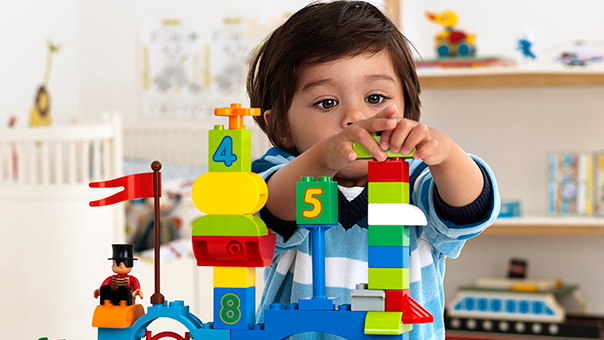Chơi với bộ đồ chơi xếp hình Lego Duplo, bé sẽ tăng khả năng tư duy thông minh
