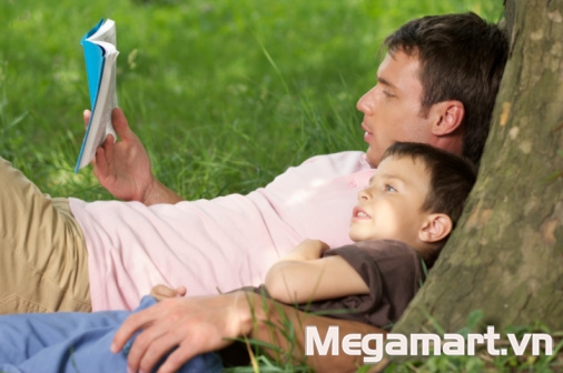 Hãy gợi ý cho bé chơi với bố