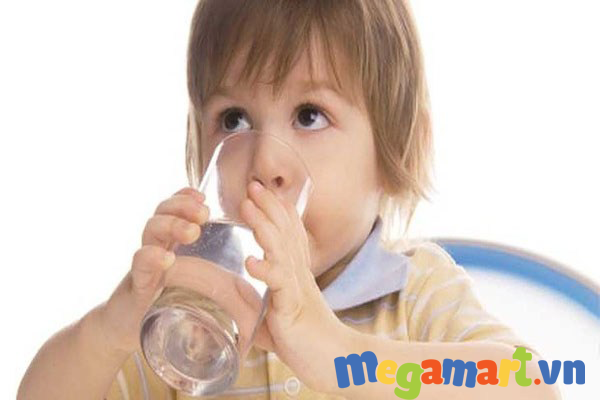 Cho bé uống đủ nước mỗi ngày để đào thải độc tố và giữ da không bị khô