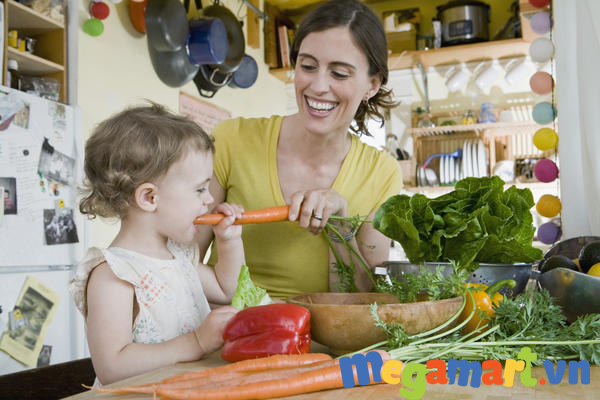 Các loại rau xanh, củ quả, trái cây nhiều vitamin nên cho bé ăn nhiều trong mùa hè
