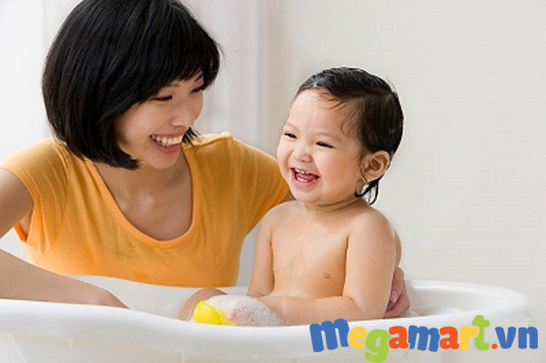Bố mẹ nên tắm cho bé 2 lần 1 ngày để cho làn da bé luôn sạch sẽ