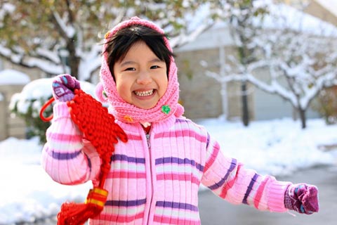 Trẻ em Trung Quốc và Việt Nam được giữ ấm bằng nhiều lớp quần áo dày