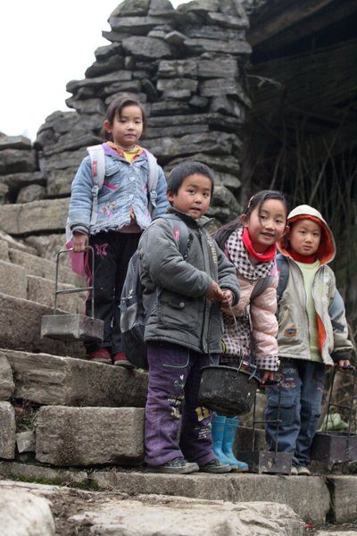 Trẻ con Trung Quốc thường tự đi học chứ không cần bố mẹ đưa