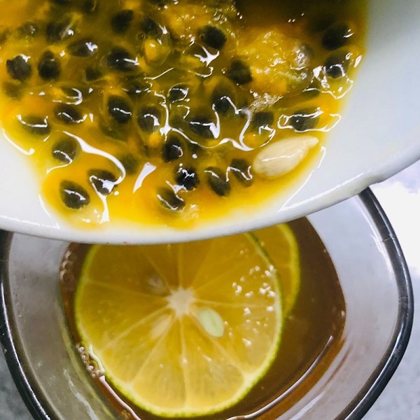 Thêm nước cốt chanh vào nước mật ong