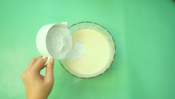 Trộn bột làm bánh biscotti trà xanh