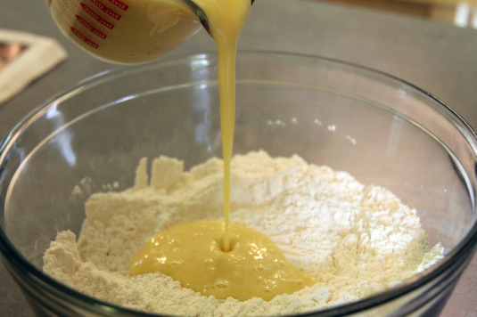Cách làm bánh mì không cần lò nướng nhân bơ sữa thơm ngon