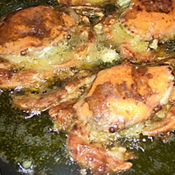 Chiên cua trong dầu nóng