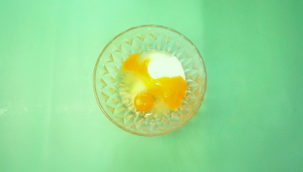 Đánh bông trứng với đường làm bánh biscotti trà xanh