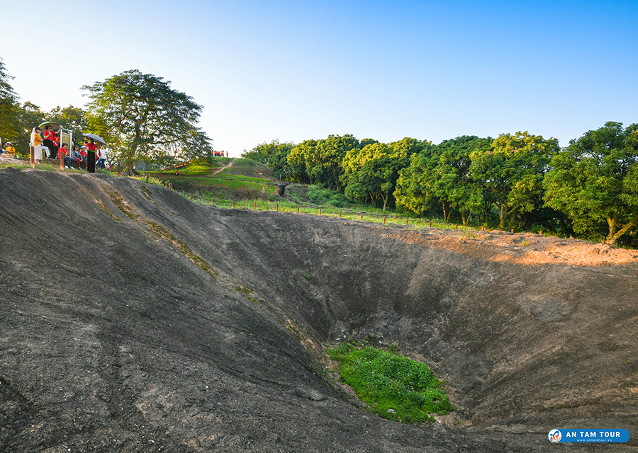 Hố bộc phá đồi A1
