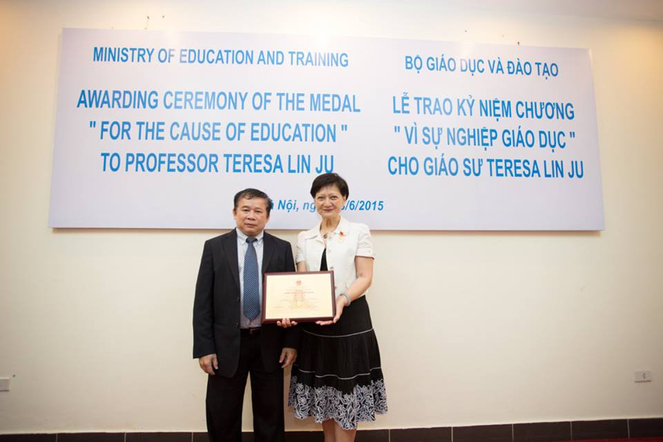 Giáo sư Teresa tại lễ trao tặng kỉ niệm chương vì sự nghiệp giáo dục