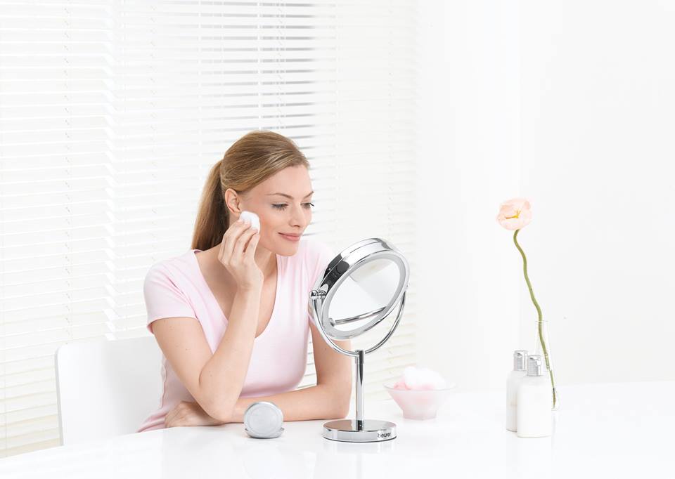 Gương trang điểm phóng to giúp bạn phát hiện chi tiết khiếm khuyết trên gương mặt