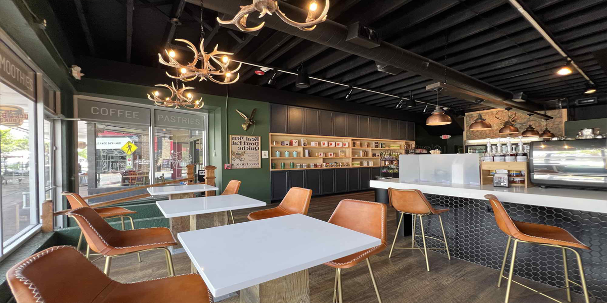 Góc cafe trang trí với các kệ, bàn ghế theo phong cách châu âu