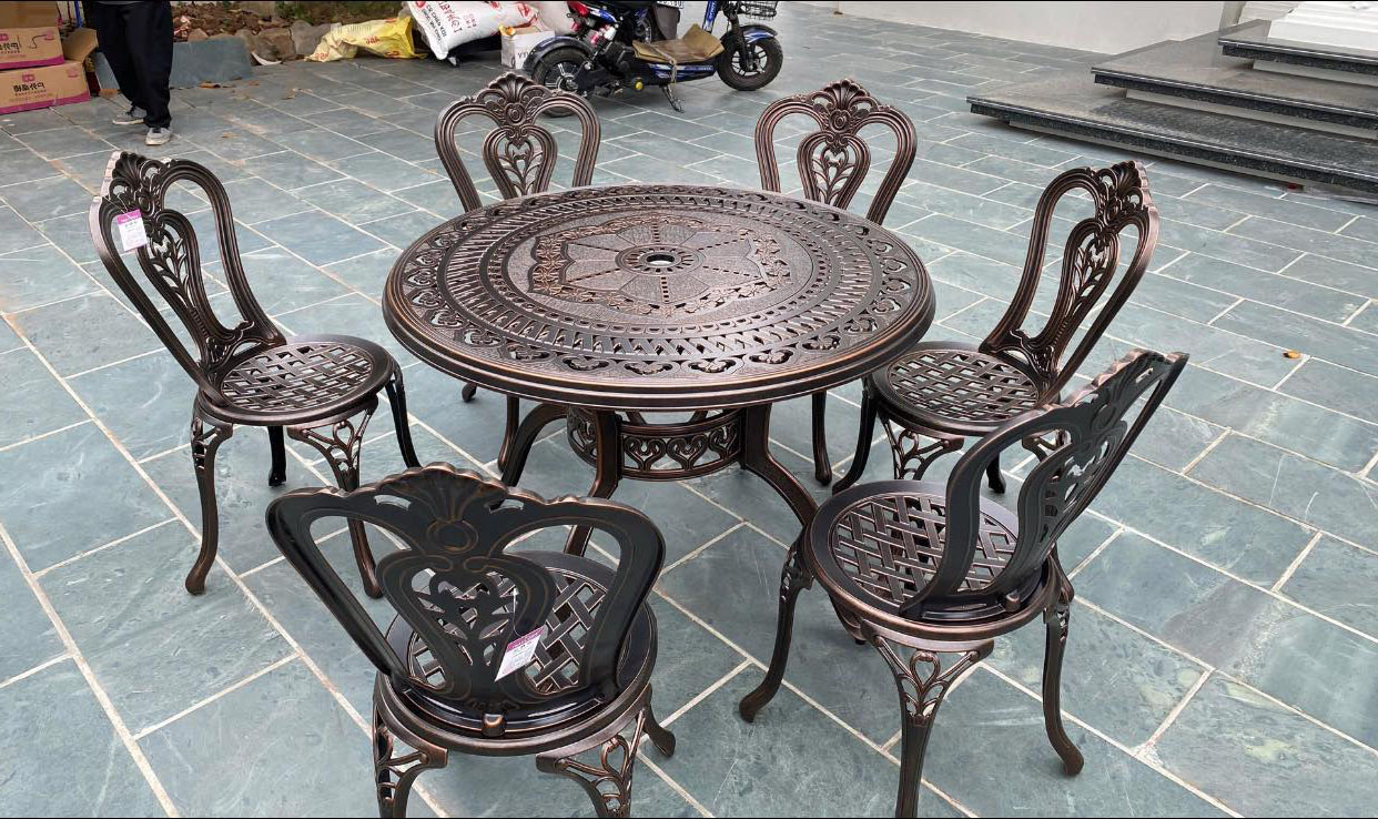 Mẫu bàn trà tròn được đặt ngoài sân