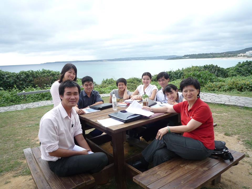 Professor Teresa with Mr. Bui Nhan Tien and the other students
