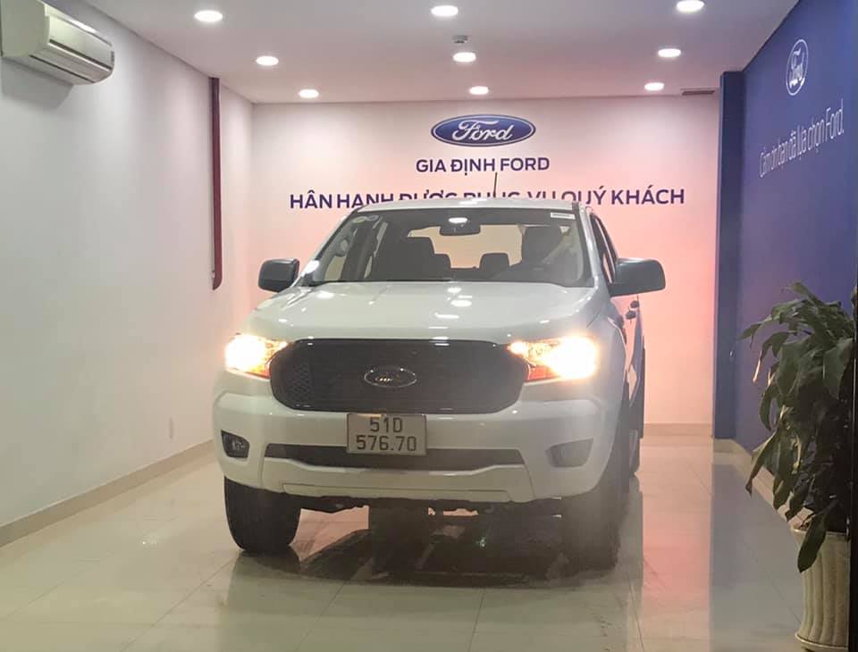 Giao xe Ford Ranger XLS AT Trắng