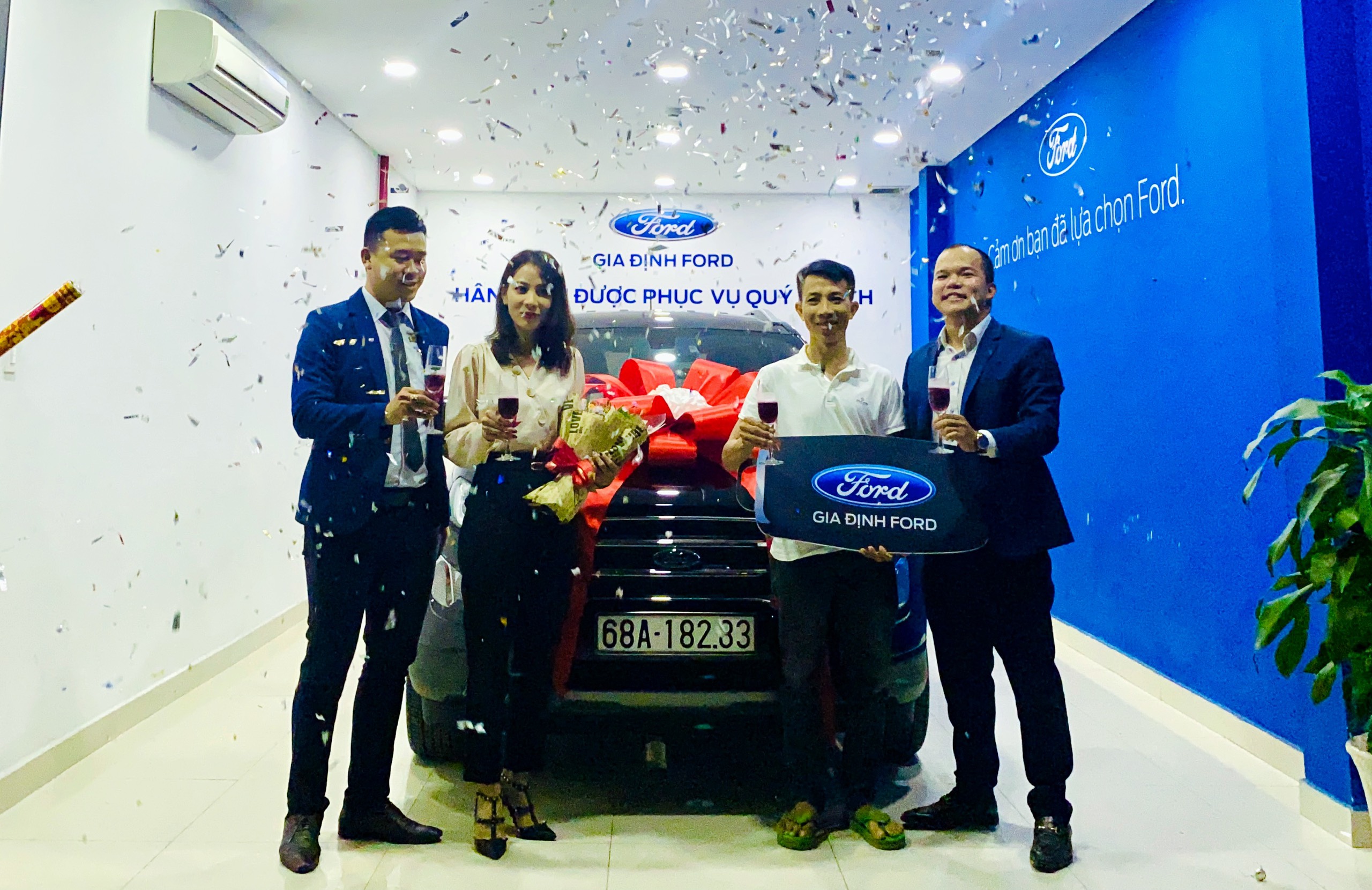 giao xe ford ecosport titanium 1.5 mẫu mới màu đen tại Gia Định Ford