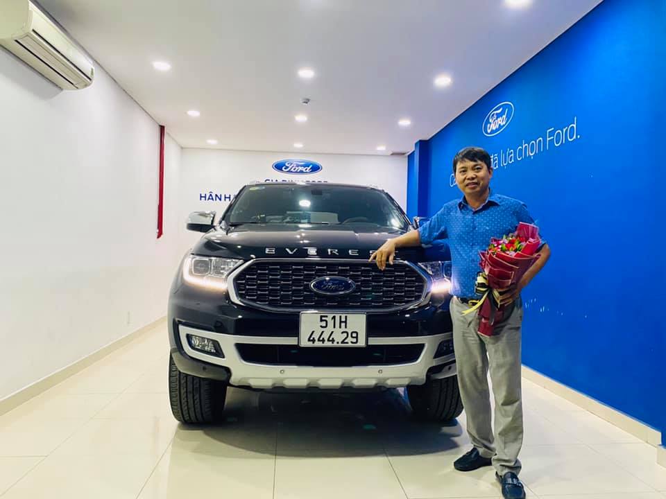 Giao xe Ford Everest Titanium 4x2 màu Đen