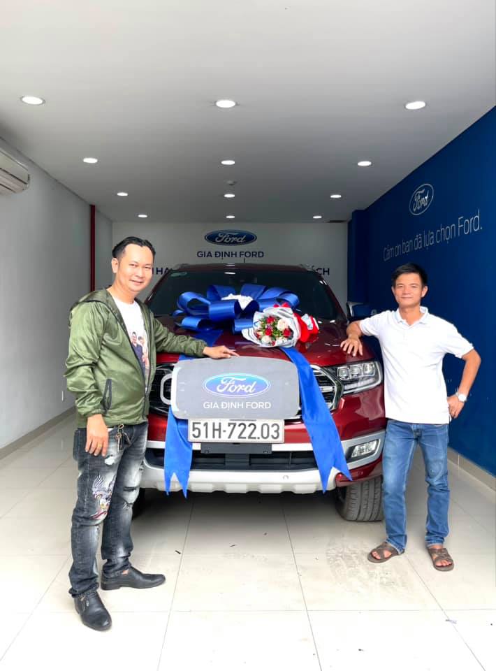 giao xe ford everest màu đỏ