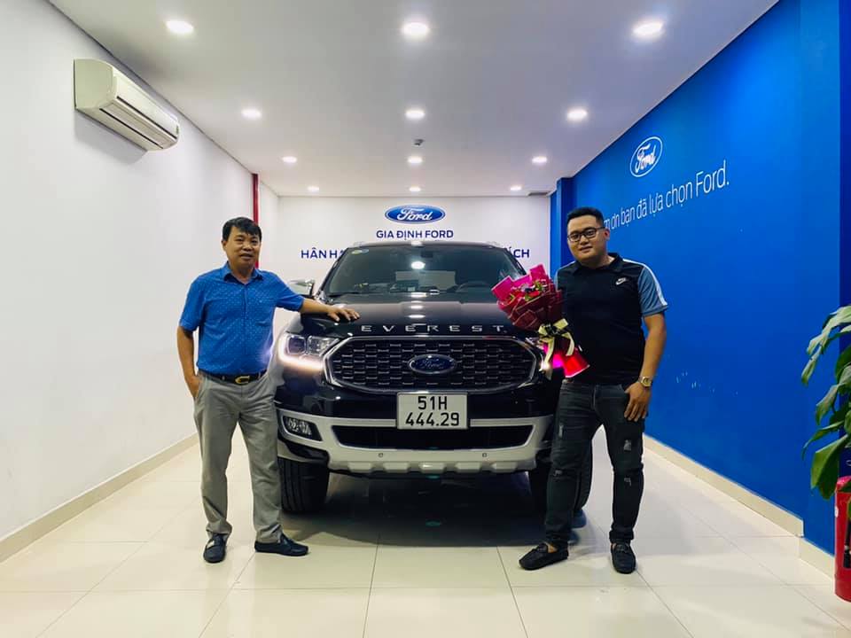 Giao xe Ford Everest Titanium 4x2 màu Đen