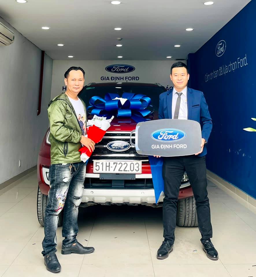 giao xe ford everest màu đỏ